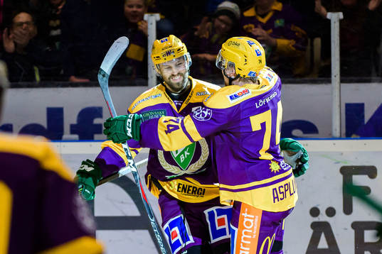 Färjestads Dick Axelsson och Rasmus Asplund jublar