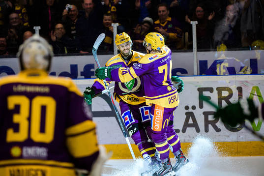 Färjestads Dick Axelsson och Rasmus Asplund jublar