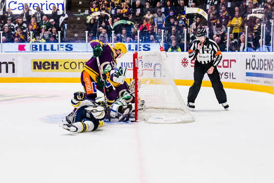 s Mattias Tedenby i en kamp framför mål som slutade med