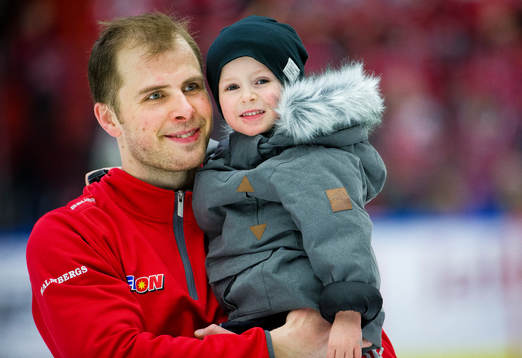 Örebros Alexander Hellström med son hyllas av fansen