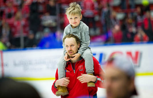 Örebros Marcus Weinstock med son hyllas av fansen