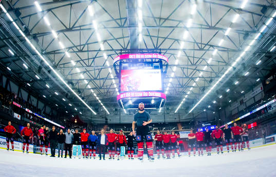 Örebrospelarna med Johan Wiklander i spetsen tackar fansen