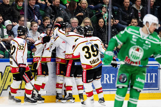 Luleås Johan Forsberg jublar med lagkamrater