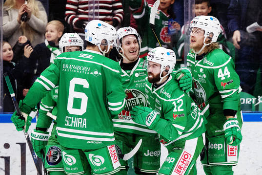 Rögles Jack Connolly jublar med lagkamrater