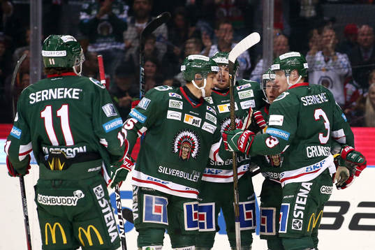 Frölundas Carl Grundström jublar med lagkamrater