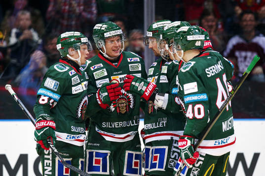 Frölundas Victor Olofsson (mitten) jublar med Ryan Lasch,