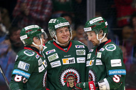 Frölundas Victor Olofsson (mitten) jublar med Ryan Lasch