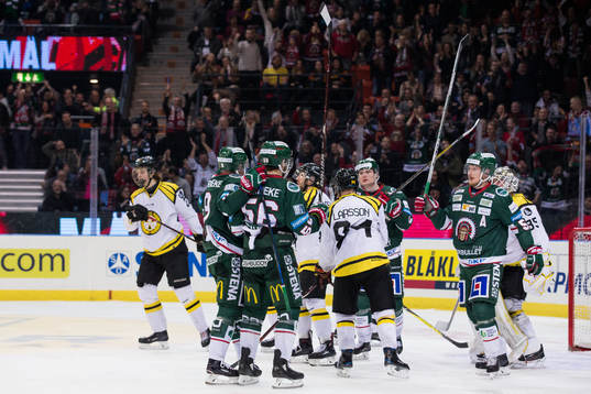 Frölundas Jonathan Sigalet jublar ihop medJan Mursak, Carl