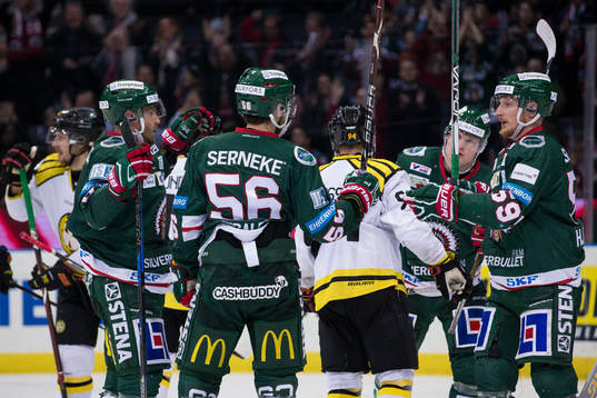 Frölundas Jonathan Sigalet jublar ihop medJan Mursak, Carl