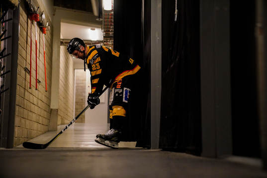 Skellefteås Mark Katic före ishockeymatchen i SHL mellan