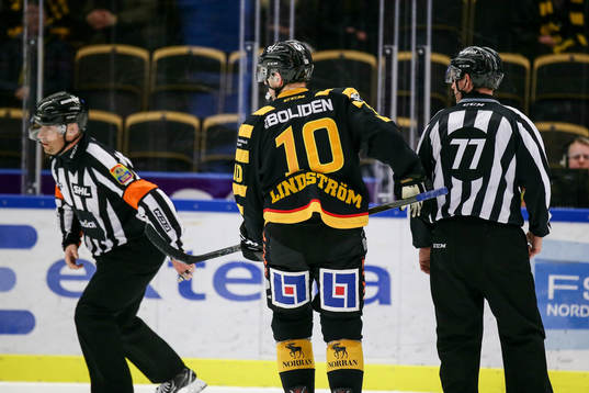 Skellefteås Joakim Lindström i samtal med domare Sören