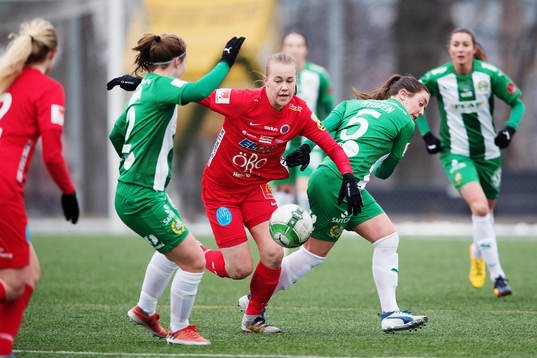 Hammarbys Johanna Lindell och Alma Nygren i kamp om bollen