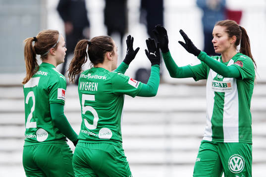 Målskytten Hammarbys Alma Nygren jublar med Johanna