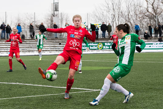Örebros Maja Göthberg blockerar ett skott från Hammarbys