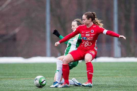 Hammarbys Olga Ekblom i kamp om bollen med Örebros Hanne Gråhns