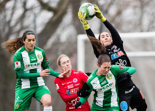 Örebros målvakt Mimmi Paulsson-Febo plockar ner bollen