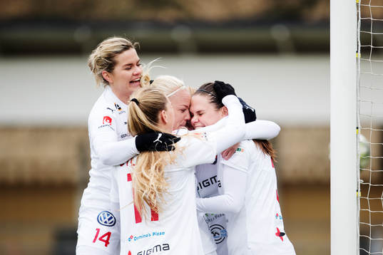 Rosengårds Simone Boye Sørensen jublar med Hanna