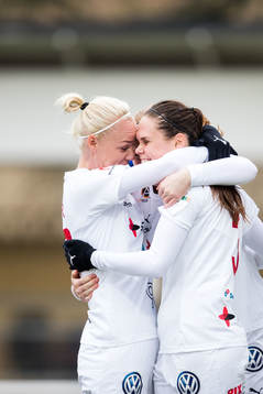 Rosengårds Caroline Seger och Simone Boye Sørensen jublar