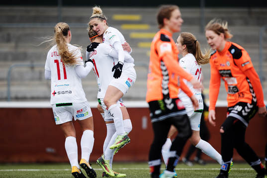 Rosengårds Anja Mittag jublar med målskytten till 3-2