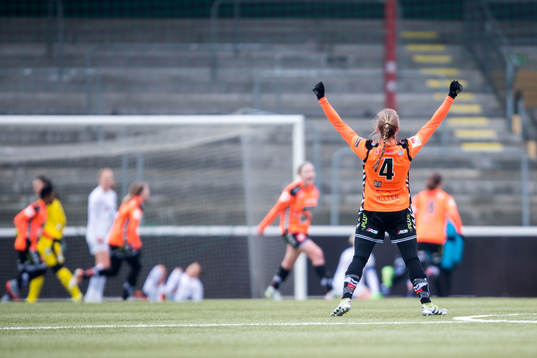 Kristianstads Therese Ivarsson jublar med ryggen mot kameran