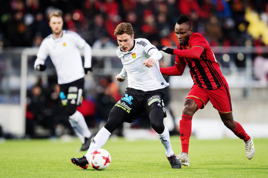 GAIS Marcus Bergholtz i kamp om bollen med Östersunds