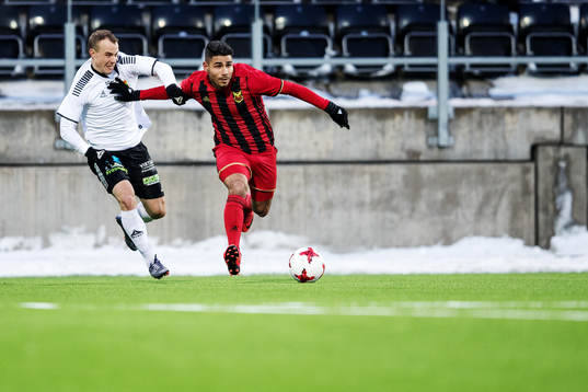 GAIS Calle Wede och Östersunds Hosam Aiesh i kamp om bollen