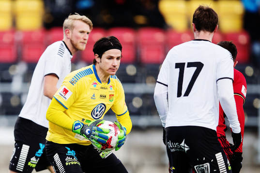 GAIS målvakt Damir Mehic med bollen