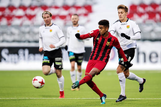 Östersunds Ronald Mukiibi och GAIS Marcus Bergholtz