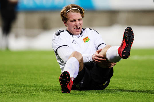 GAIS August Wängberg tar sig för sitt knä och grimaserar