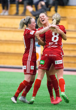 Piteås Nina Jakobsson jublar med lagkamrater