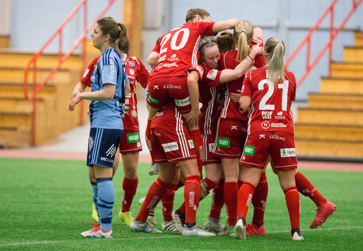 Piteås Nina Jakobsson jublar med lagkamrater