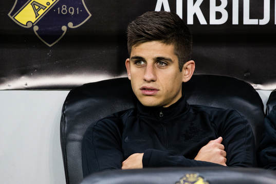 s Nicolas Marcelo Stefanelli på avbytarbänken