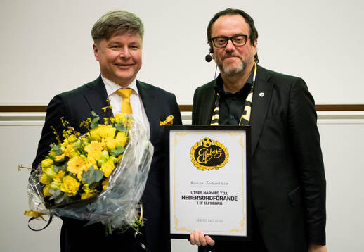 Avgående ordförande Bo Johansson utsågs till hedersordförande i IF Elfsborg här tillsammans med nytillträde ordförande Sune Lundqvist
