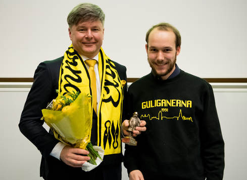 Elfsborgs avgående ordförande fick gåvor av Elfsborgs supporterklubbs ordförande Isak Edén