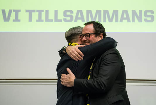 Elfsborgs ordförande Sune Lundqvist kramar om avgående ordförande Bo Johansson