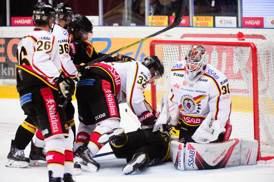 Brynäs Johan Alcén i en kamp med Luleås Oscar Engsund