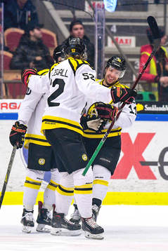 Brynäs Ryan Gunderson jublar med lagkamrater