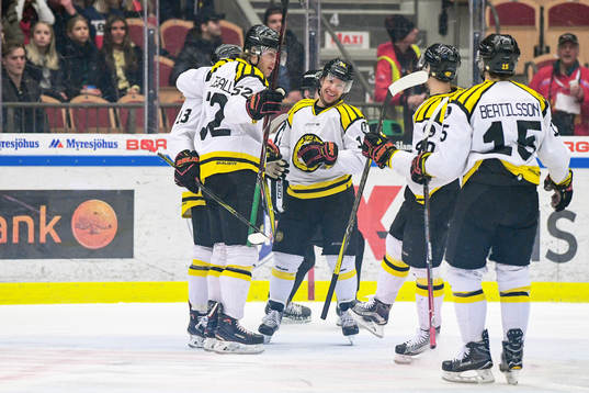 Brynäs Ryan Gunderson jublar med lagkamrater