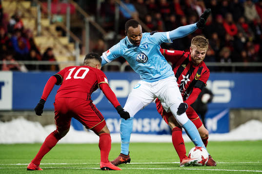 Östersunds Hosam Aiesh och Dennis Widgren i kamp om bollen