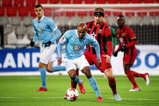 Malmö FFs Fouad Bachirou och Östersunds Douglas Bergqvist