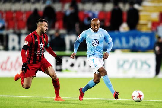 Östersunds Brwa Nouri jagar Malmö FFs Fouad Bachirou