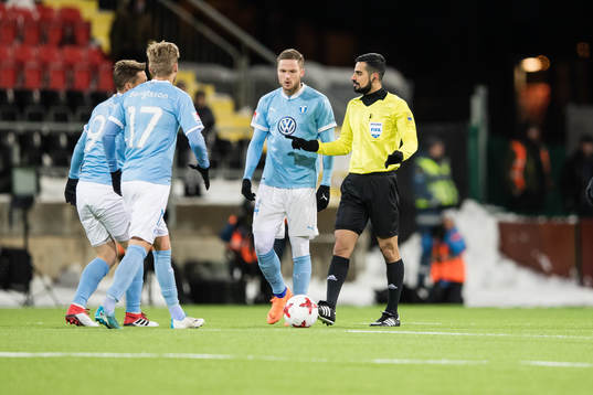 domare Mohammed Al-Haikim i samtal med Malmö FFs Markus Rosenberg och Rasmus Bengtsson