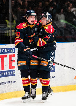 Djurgårdens Jonathan Davidsson (h) jublar