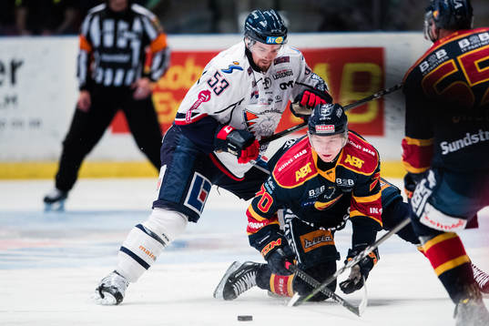 Linköpings Eddie Larsson i kamp om pucken med Djurgårdens