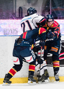 Djurgårdens Markus Ljungh och Patrik Lundh i kamp om