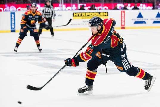 Djurgårdens Alexander Falk med ett skott