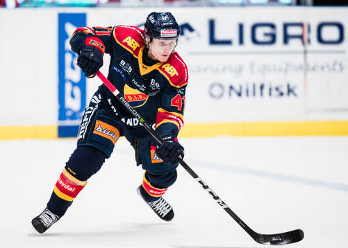 Djurgårdens Alexander Falk med pucken