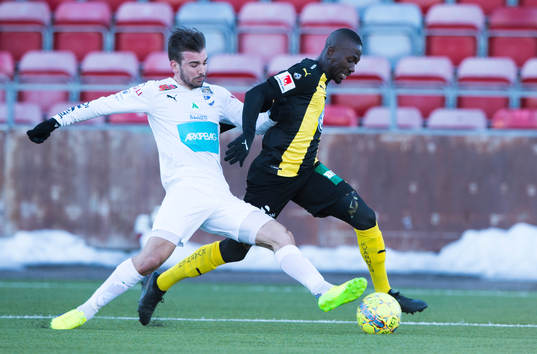Hammarbys Pa Amat Dibba i en närkamp med en spelare i
