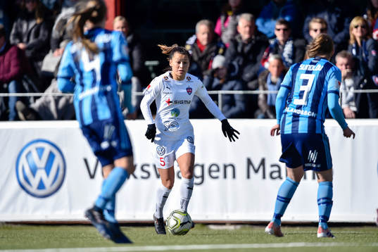 Rosengårds Alexandra Lowe Riley driver bollen mot