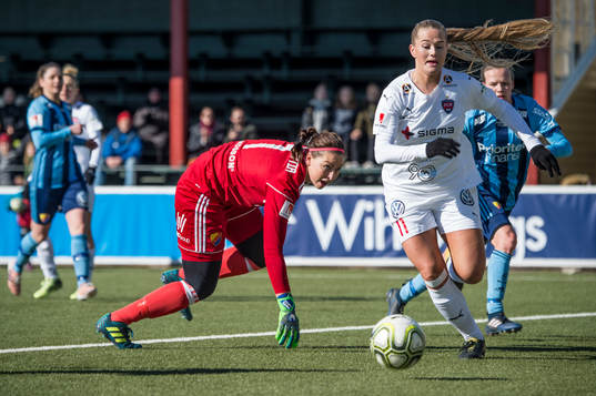 Rosengårds Lisa-Marie Utland mot Djurgårdens målvakt